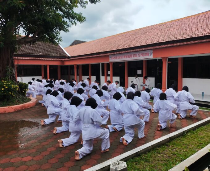 EKSTRAKURIKULER JU JITSU SRMA 23 PACITAN LATIH KEDISIPLINAN DAN MENTAL SISWA