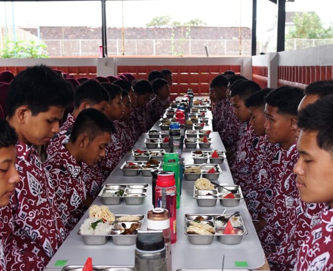 BUDAYA DISIPLIN DAN KEBERSAMAAN, SRMA 23 PACITAN TERAPKAN MAKAN BERSAMA TERATUR